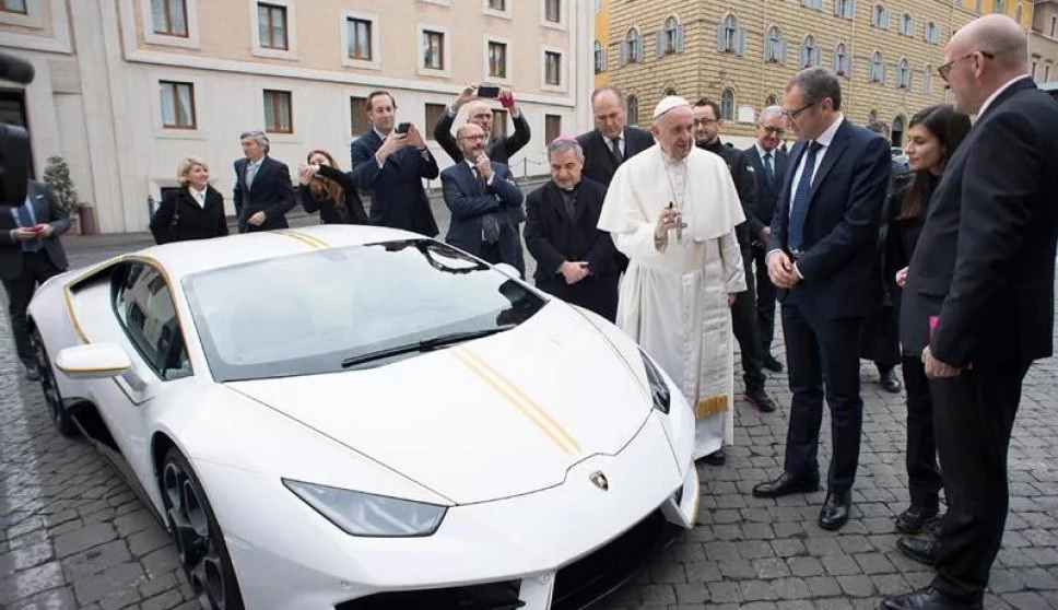 Le regalan un Lamborghini al papa Francisco y los herejes desatan una santa batalla de MEMES