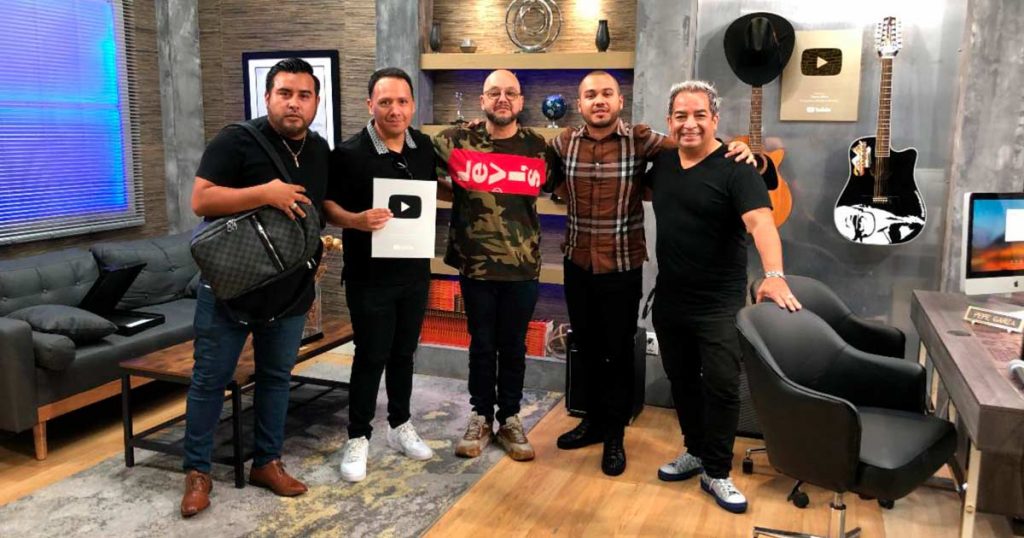 Gerardo Coronel recibe Botón de Plata de YouTube