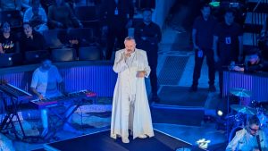 El Palenque se rinde ante Miguel Bosé en su gran presentación de apertura