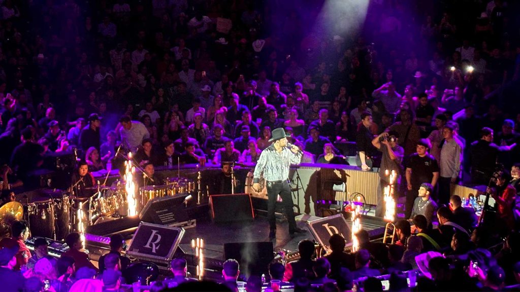 Luis R. Conríquez enciende el Palenque de la Feria Chiapas con un concierto inolvidable